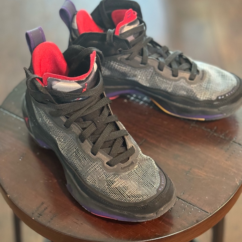 Youth Jordan’s - Picture 4 of 6